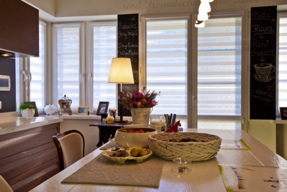  Dom, LIFESTYLE - Nie słabnie ich popularność, a wymagania klientów co do ich wyglądu wciąż rosną – rolety dzień noc wolnowiszące. W ostatnich latach stały się nieodłącznym elementem wystroju wielu mieszkań, ze względu na swoje wyjątkowe zalety.