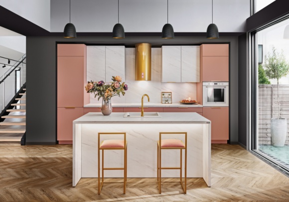  Dom, LIFESTYLE - Matowe powierzchnie mebli, które zdążyły zawładnąć przestrzenią kuchenną, doskonale komponują się z elementami lśniącego złota, delikatnie połyskującej miedzi lub industrialnych metali, tworząc bardzo efektowne aranżacje w różnych estetykach.