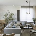 Drewno i niebieskie akcenty – ciepły apartament dla rodziny