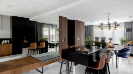  Dom, - Połączenie czerni i bieli, które jak żadne inne potrafi zbudować teatralną dramaturgię, w kuchni robi ono szczególne wrażenie.