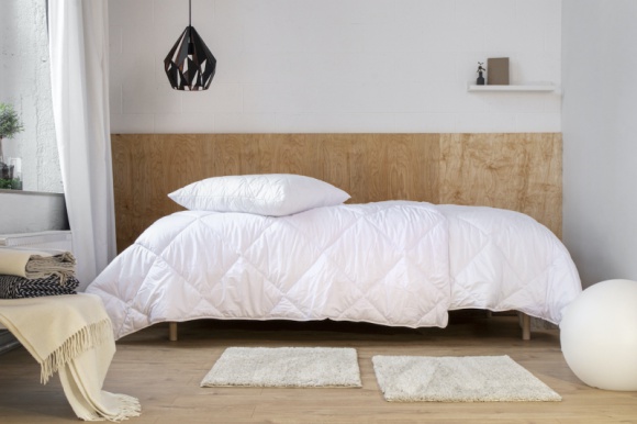  Dom, LIFESTYLE - Podczas jesiennej niepogody chętniej spędzamy czas wolny w domu. Potrzebujemy ciepła, wygody i komfortu. By nasze wnętrze było klimatyczne i komfortowe należy wprowadzić kilka zabiegów aranżacyjnych.