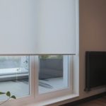 Rolety wolnowiszące prosto z okna na ścianę – poznaj jeden z trendów