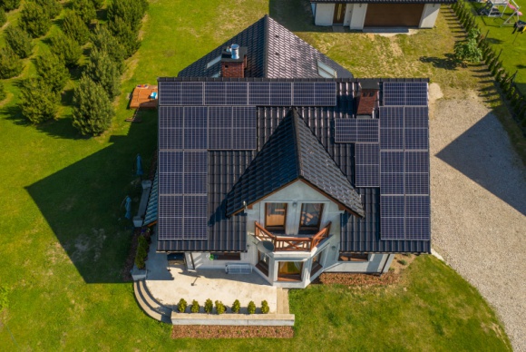 Dom, LIFESTYLE - Panele poli- czy monokrystaliczne? Oferta na rynku jest naprawdę szeroka. Jak zatem wybrać panele, które zapewnią odpowiednią jakość otrzymywanej energii elektrycznej z promieniowania słonecznego i skutecznie obniżyć rachunki za prąd? Zapytaliśmy o to ekspertów!