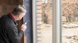 Dom, - Nieszczelne drzwi zewnętrzne mogą być przyczyną dużych strat ciepła w naszym domu. Firma Soudal proponuje energooszczędne rozwiązania, które umożliwiają szybki i profesjonalny montaż nowej stolarki drzwiowej nawet w starym budynku.