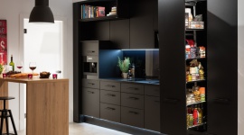 Dom, - Ponadczasowa, dobrze zorganizowana i łatwa do utrzymania w czystości. Przestrzeń, w której liczy się jakość, a nie ilość. Minimalistyczna kuchnia nie bez powodów ma wielu zwolenników, zarówno wśród projektantów, jak i użytkowników. Czym dokładnie się wyróżnia?