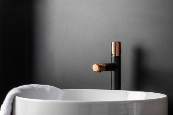  Dom, LIFESTYLE - Świadomie urządzone współczesne wnętrza mają wyrazisty styl albo przynajmniej określony stylistyczny kierunek. Wśród trendów, które utrzymują silne pozycje wybijają się nowoczesność i minimalizm. Co je charakteryzuje? Oto nasz krótki stylowy przewodnik.