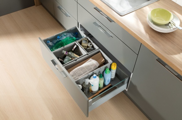 Dom, LIFESTYLE - W większości polskich domów kosz na śmieci tradycyjnie znajduje się w szafce pod zlewozmywakiem. Konieczność segregowania odpadów spowodowała jednak, że coraz trudniej pomieścić wszystkie pojemniki w jednej szafce. Podpowiadamy, jak dobrze zorganizować tę przestrzeń.