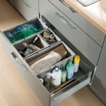 Idealne miejsce na odpadki, ale czy tylko? Organizacja szafki pod zlewem
