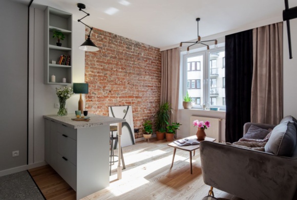Dom, LIFESTYLE - Trzypokojowe mieszkanie, którego projekt powierzono pracowni Latre Design, znajduje się na warszawskiej Woli, w urokliwej kamienicy z lat 50. W trakcie prac wykończeniowych architekt Ewelina Latra-Kalinowska postanowiła odkryć zastaną w nim starą, klimatyczną cegłę.