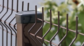  Dom, - Estetyczne wykonanie, wytrzymałość, minimalistyczna forma, przystępna cena i wszech-stronność – to cechy, którymi charakteryzują się ogrodzenia panelowe. Idealnym przykładem takiego rozwiązania jest ogrodzenie panelowe Fox firmy Plast-Met Systemy Ogrodzeniowe.