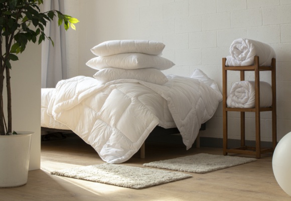  Dom, LIFESTYLE - Świeża, wyprana pościel może sprawić, że nasz sen będzie przyjemny, a także zdrowy. Bez regularnego odświeżania i wymiany jesteśmy narażeni na kontakt z niewidocznymi gołym okiem roztoczami. Mikroby te zaostrzają przebieg alergii i wielu chorób dermatologicznych.