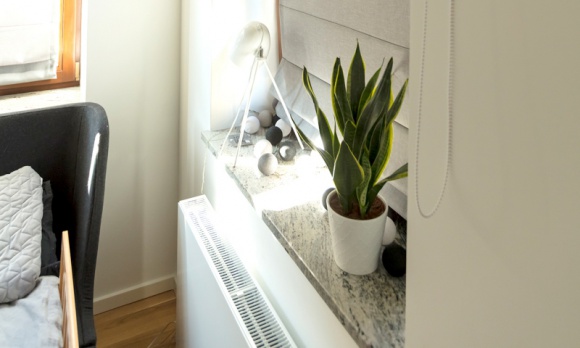  Dom, LIFESTYLE - Dla jednych absolutna konieczność, dla drugich zbędna przestrzeń zbierająca kurz. Niektórzy chwalą sobie ich użyteczność, inni narzekają na to, że są niepraktyczne. O czym mowa? Oczywiście, o parapetach.