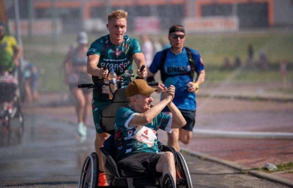  Dom, LIFESTYLE - 42 kilometry i 195 metrów. 61 lat różnicy wieku. Wózek inwalidzki. Takie bariery czasu, dystansu i okoliczności pokonał duet Marek i Wiesław w 2019 roku, łamiąc tym samym stereotypy dotyczące biegania, sprawności fizycznej i ludzkich ograniczeń.