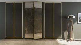 Dom, - Na co dzień także trudno sobie wyobrazić życie bez zwierciadła – ciężko bez niego się uczesać albo dobrać garderobę. Eksperci podpowiadają jak praktycznie wykorzystać je w meblach i zabudowie.