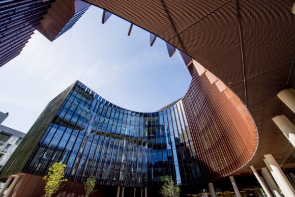  Dom, LIFESTYLE - W miejscu dawnego dworca PKS w Poznaniu powstaje kompleks nowoczesnych budynków biurowych. To inwestycja skomponowana według historycznych założeń budowy miast, czyli z rynkiem w centralnym punkcie. Innowacyjne budownictwo wspierają rozwiązania Geberit.