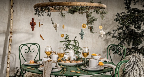 Dom, LIFESTYLE - Kształty inspirowane naturą, subtelny odcień złamanej bieli i do tego wyjątkowe złote akcenty. Kolekcja SHELL Fyrklövern, wykonana z najwyższej jakości kamionki, pozwala stworzyć piękną, zimową aranżację.