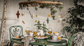 Dom, - Kształty inspirowane naturą, subtelny odcień złamanej bieli i do tego wyjątkowe złote akcenty. Kolekcja SHELL Fyrklövern, wykonana z najwyższej jakości kamionki, pozwala stworzyć piękną, zimową aranżację.