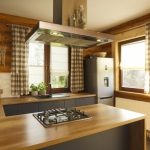 Jak urządzić klimatyczne domki drewniane z roletami rzymskimi?