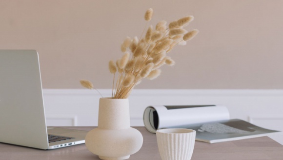  Dom, LIFESTYLE - Jeden z najlepszych sposobów na przytulną atmosferę to wykorzystanie w aranżacji domu naturalnego drewna. Jak? Mamy na to mnóstwo kreatywnych pomysłów i dwa doskonałe materiały - gotowe podłogi drewniane (lite i warstwowe) oraz drewniane blaty.