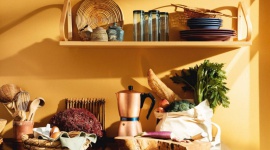 Dom, - Niebiesko-zielone barwy morza, jasne odcienie, które dodają świeżości, aksamitna czerń czy emanujący ciepłem pomarańcz - to kolory z najnowszej kolekcji Tikkurila Color Now 2022.