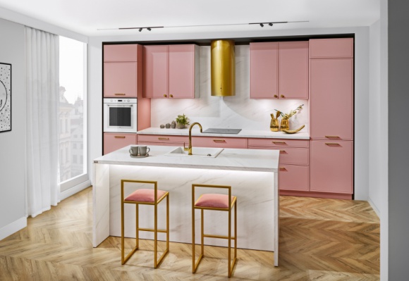  Dom, LIFESTYLE - We współczesnych wnętrzach oglądamy je najczęściej z perspektywy salonu, dlatego fronty mebli kuchennych muszą dobrze się prezentować. Są wizytówką nie tylko kuchni, ale całej strefy dziennej. Liczy się dobry styl, atrakcyjne wzornictwo i łatwość utrzymania czystości.