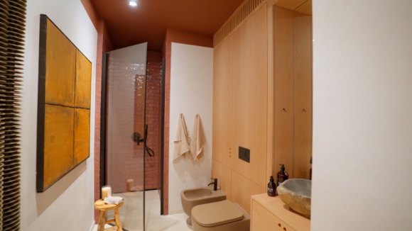 Dom, LIFESTYLE - Anna Dereszowska realizuje ambitny plan. W programie „Budując marzenia” pokazuje, jak zmienia swoje życie i częściowo przenosi się z tłocznej Warszawy na zaciszne Mazury. W mieszkaniowej rewolucji Annie Dereszowskiej towarzyszy marka Radaway.