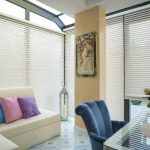 Trendy wnętrzarskie w 2022 roku – jak wpisują się w nie osłony okienne?