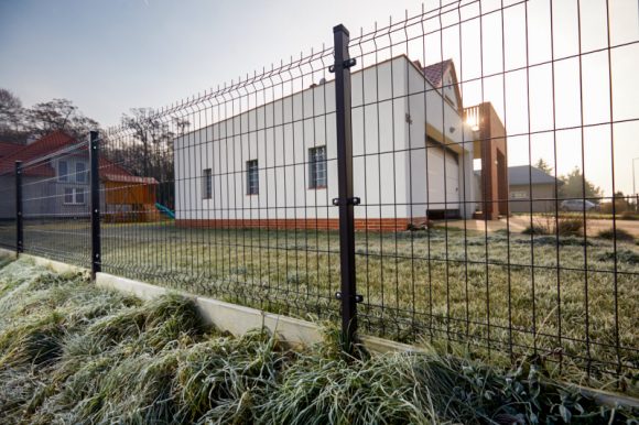  Dom, LIFESTYLE - Zimowa aura niesie ze sobą nie tylko malownicze widoki, ale też poważne wyzwanie dla wszystkich elementów architektury i infrastruktury ogrodowej, które są na nią wystawione. Sprawdź, czy twoje ogrodzenie przetrwa ten czas bez szwanku, a brama i furtka będą działały niezawodnie.