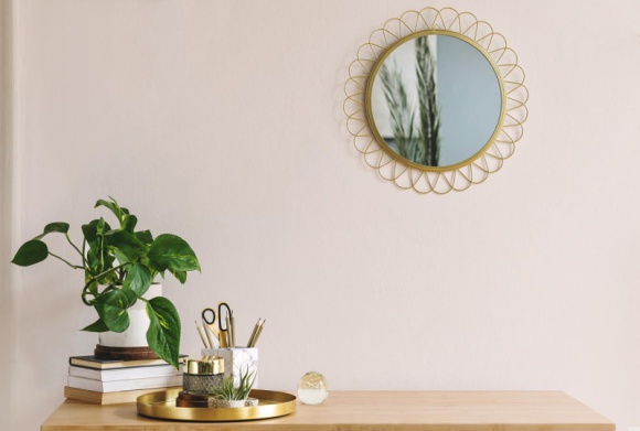 Dom, LIFESTYLE - Jak niewielkim kosztem można stylowo urozmaicić wnętrze? To proste – poprzez oryginalne dodatki. Już jeden niebanalny detal może nadać aranżacji dizajnerski pazur, przykuwając wzrok intrygującym wzorem, kształtem czy kolorem.