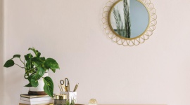 Dom, - Jak niewielkim kosztem można stylowo urozmaicić wnętrze? To proste – poprzez oryginalne dodatki. Już jeden niebanalny detal może nadać aranżacji dizajnerski pazur, przykuwając wzrok intrygującym wzorem, kształtem czy kolorem.