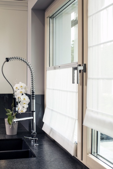 Dom, LIFESTYLE - Wielu z nas lubi intensywne barwy lub decyduje się na ciemne, stonowane kolory, wybierając w takiej konwencji także rolety. Czy to zawsze jedyne wyjście? Okazuje się, że nie. Często nawet nie jest to najlepsze rozwiązanie.