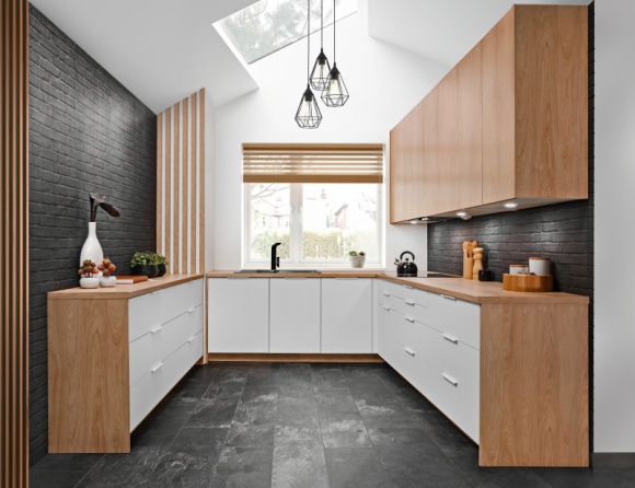  Dom, LIFESTYLE - W zabudowie kuchennej chcemy przechowywać jak najwięcej, a do wszystkich zapasów mieć wygodny i szybki dostęp. Praktycznym i wygodnym rozwiązaniem będą szuflady. Wszystko w nich zmieścimy i zachowamy nienaganny porządek, musimy tylko pamiętać o kilku ważnych zasadach.