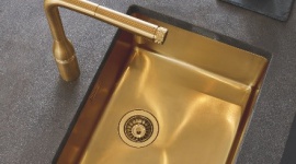 Dom, - Multifunkcjonalna przestrzeń – nowoczesna kuchnia sercem całego domu. Prosta zmiana, spektakularny efekt – wymiana baterii jako szybki sposób na odświeżenie wyglądu Twojej przestrzeni kuchennej. Harmonijny i spójny projekt dzięki komplementarnym rozwiązaniom GROHE.