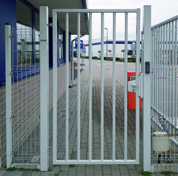  Dom, LIFESTYLE - Furtka to ważny element każdego systemu ogrodzeniowego. Przede wszystkim musi ona sprawdzać się w swojej podstawowej funkcji, jaką jest zapewnienie bezpieczeństwa, ale powinna również prezentować się estetycznie, zachowując jednocześnie odpowiednią jakość.